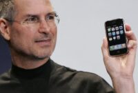 iPhone pertama kali dikenalkan oleh Steve Jobs