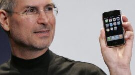 iPhone pertama kali dikenalkan oleh Steve Jobs