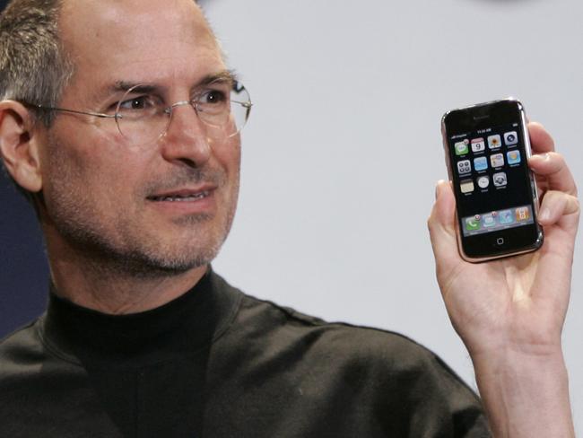 iPhone pertama kali dikenalkan oleh Steve Jobs